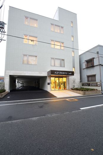 夕方の外観（正面）