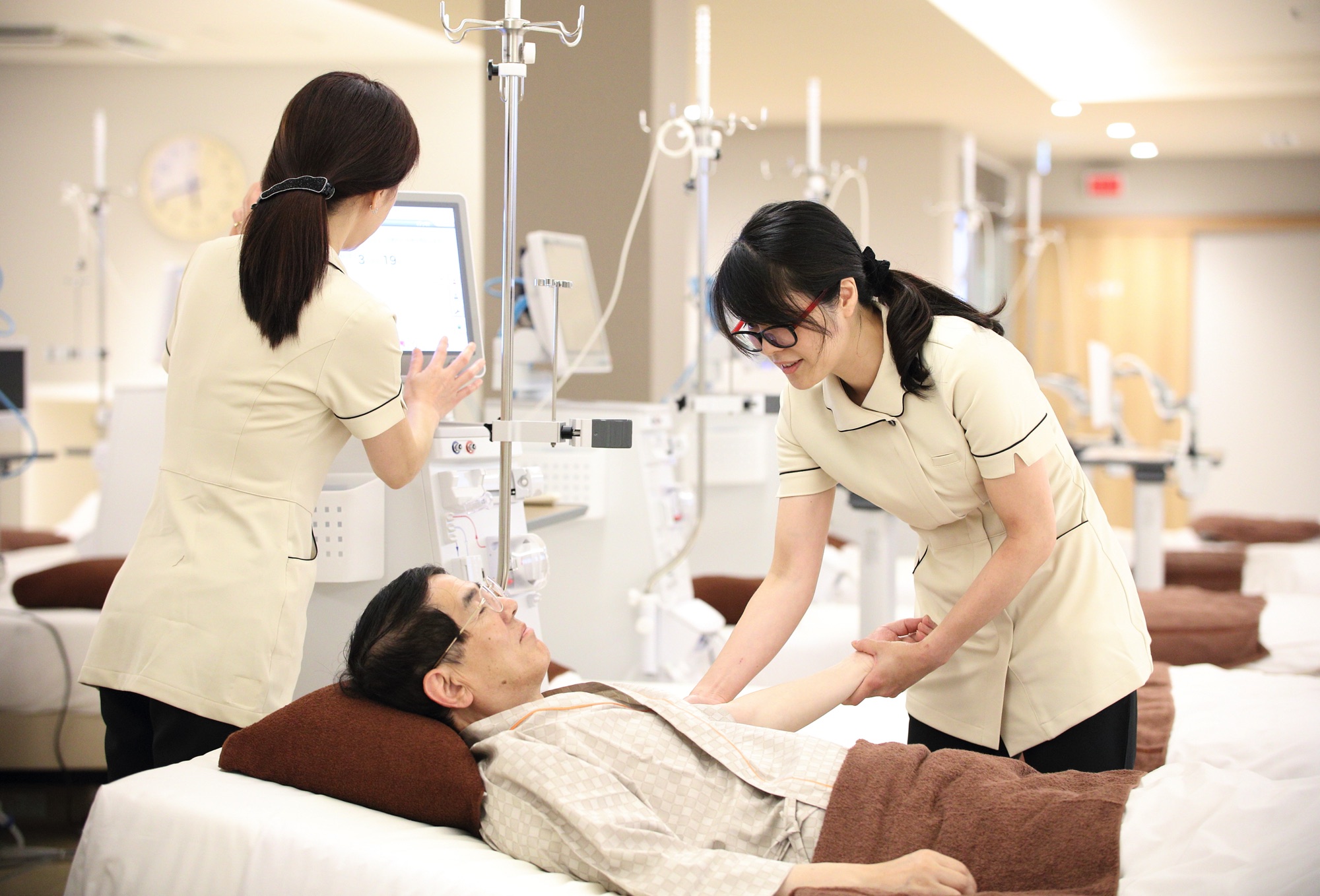 透析室で患者さんに寄り添うスタッフ